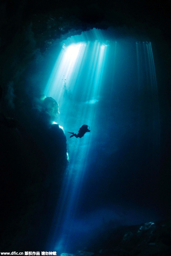 潜入122米深墨西哥丛林落水洞 曾为玛雅人祭祀