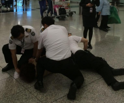 内地 女子强闯 香港机场  打伤数名安检人员被捕