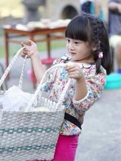 田亮背起俩小孩做健身 网友:你究竟有几个小娃