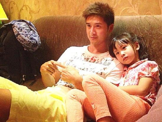 田亮背起俩小孩做健身 网友:你究竟有几个小娃