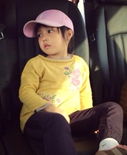 赵薇抵沪心情佳为粉丝签名显亲民