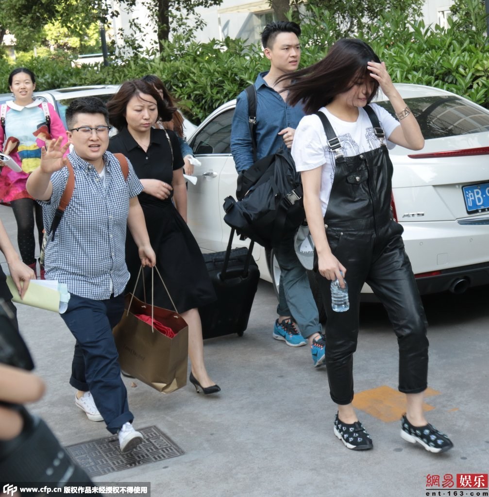 赵薇抵沪心情佳为粉丝签名显亲民