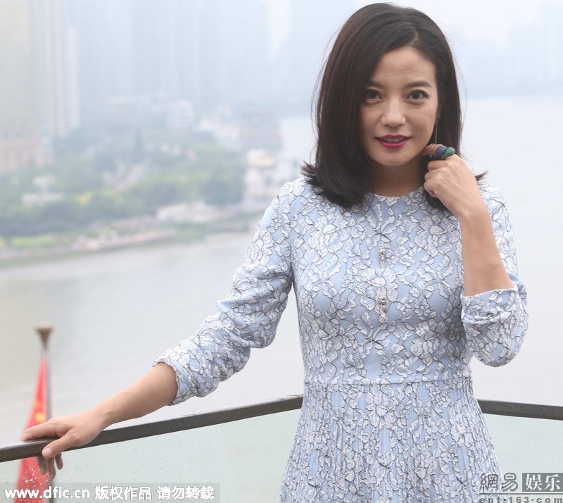 赵薇抵沪心情佳为粉丝签名显亲民