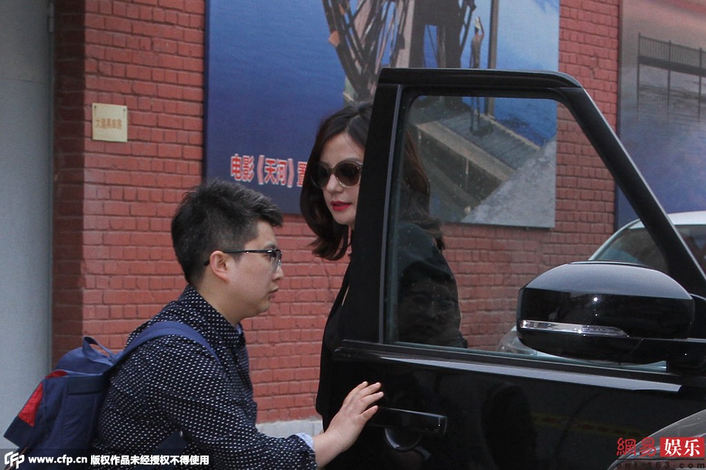 赵薇抵沪心情佳为粉丝签名显亲民