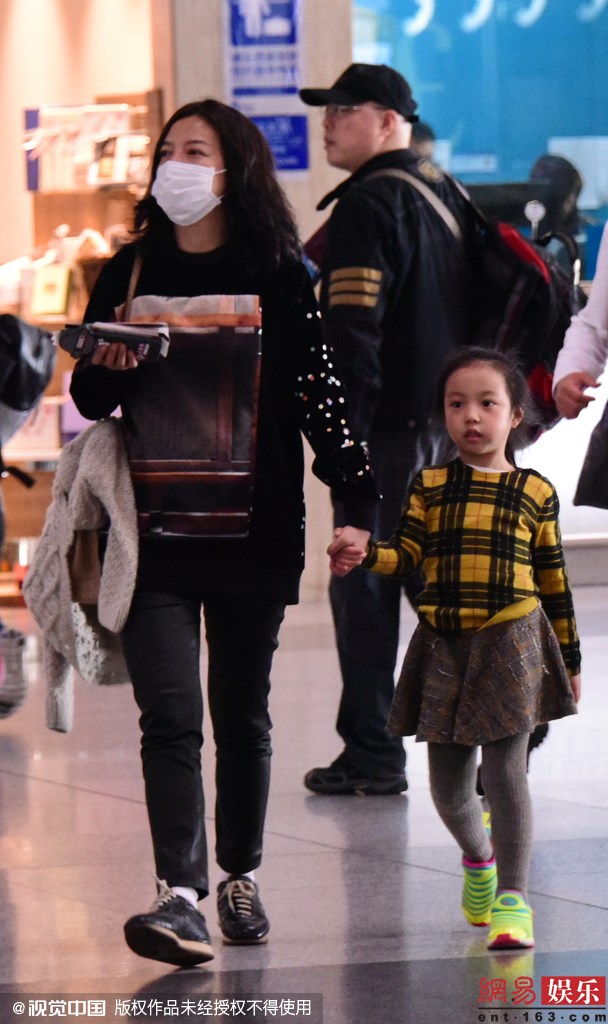 赵薇抵沪心情佳为粉丝签名显亲民