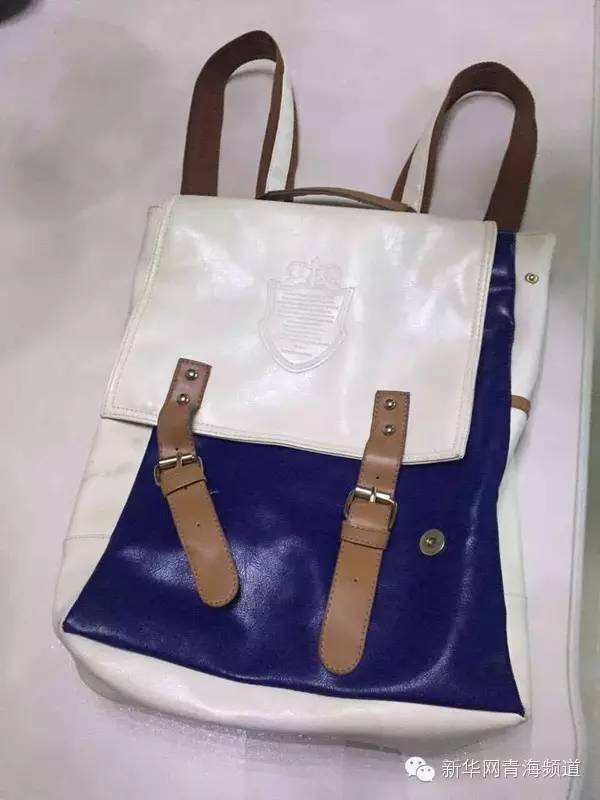 记者节到了,偷偷看看那些青海记者的包包里都