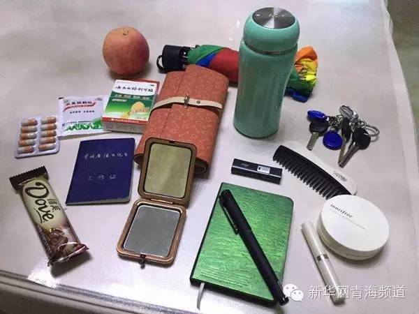 记者节到了,偷偷看看那些青海记者的包包里都