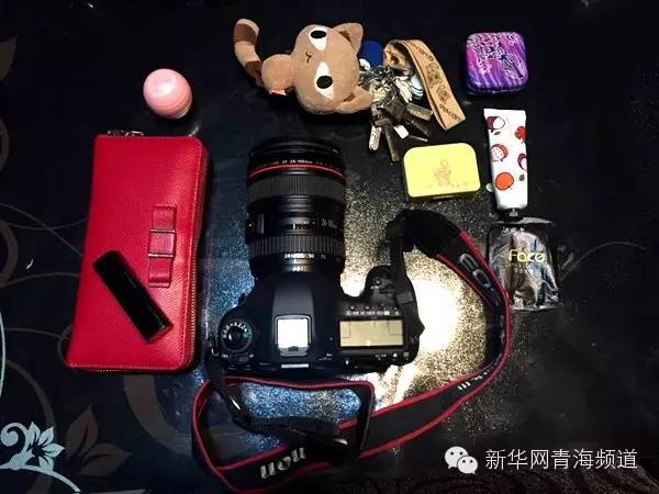 记者节到了,偷偷看看那些青海记者的包包里都