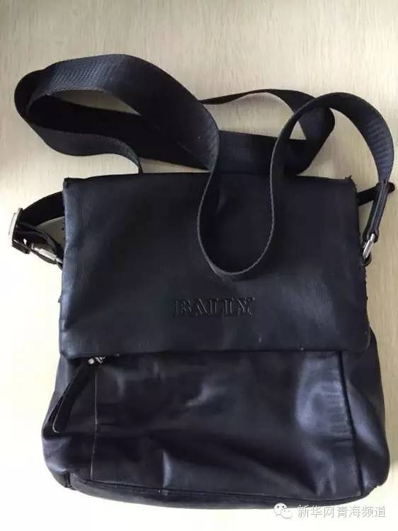 记者节到了,偷偷看看那些青海记者的包包里都