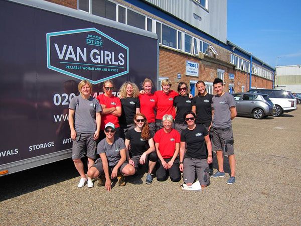 英首家女性搬家公司:女搬运工力气惊呆男同行