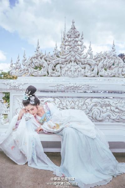 组图:妙龄纹身女穿着暴露拜佛 被骂亵渎佛祖