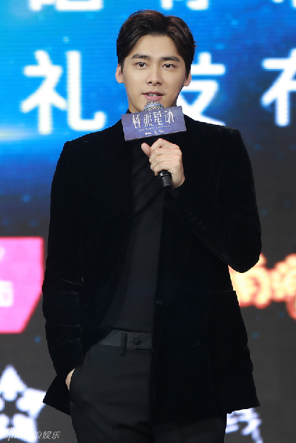 组图:《怦然星动》北京首映 迪丽热巴壁咚杨幂