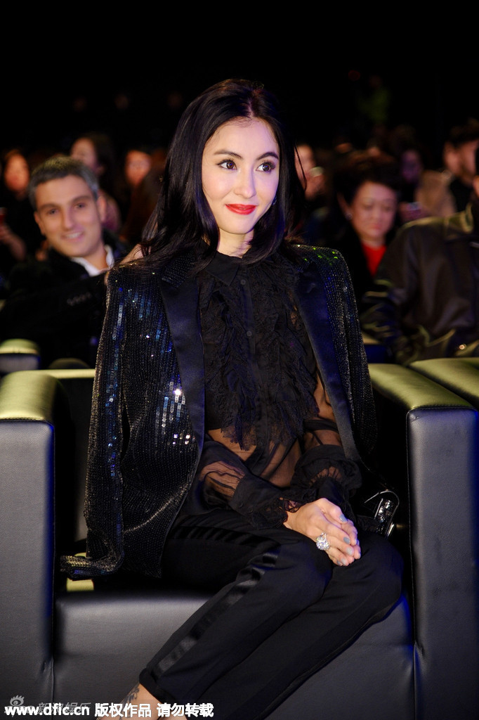 美貌靠PS?张柏芝粉丝晒零修图照:自信!