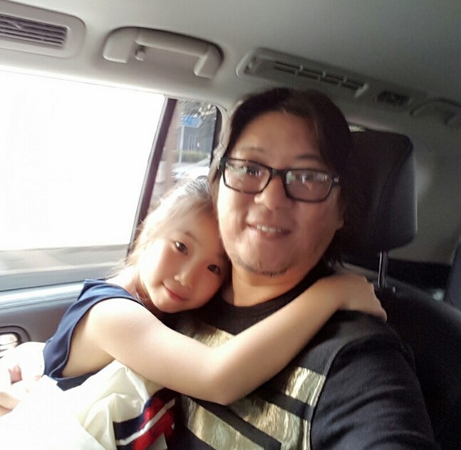 高晓松为女儿庆生晒合照 被侃幸好不像你