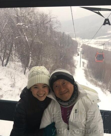 曾志伟曾宝仪父女晒幸福 雪地相拥显温馨