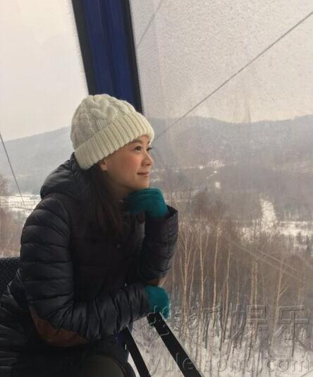 曾志伟曾宝仪父女晒幸福 雪地相拥显温馨