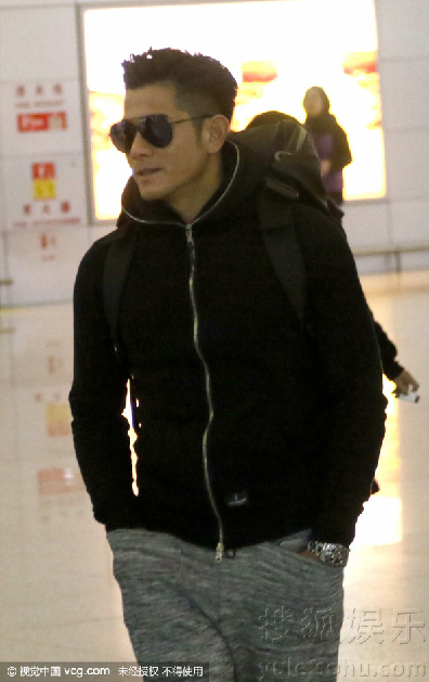 郭富城边走边哼歌难掩好心情 见镜头开心挥手