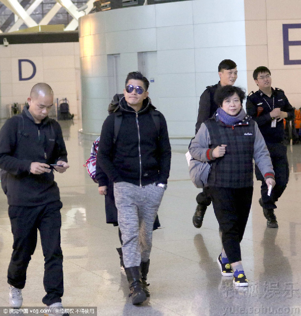 郭富城边走边哼歌难掩好心情 见镜头开心挥手