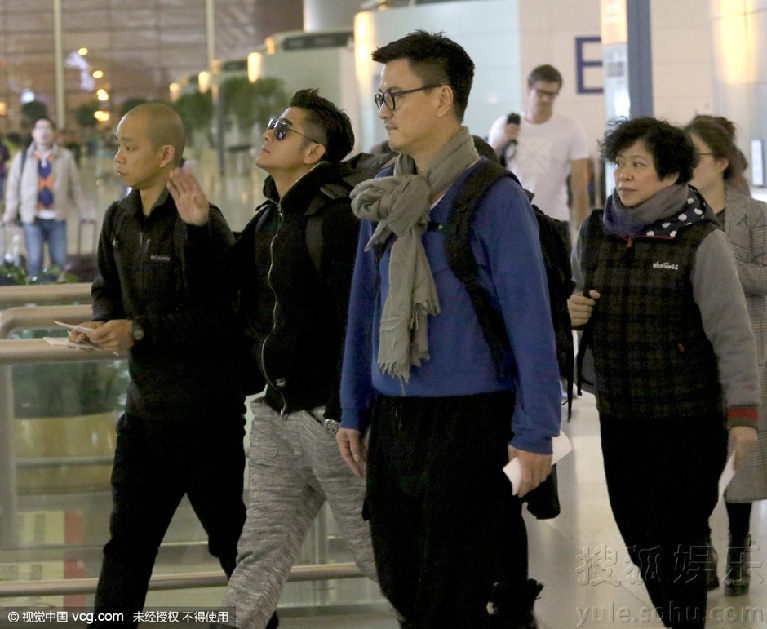 郭富城边走边哼歌难掩好心情 见镜头开心挥手