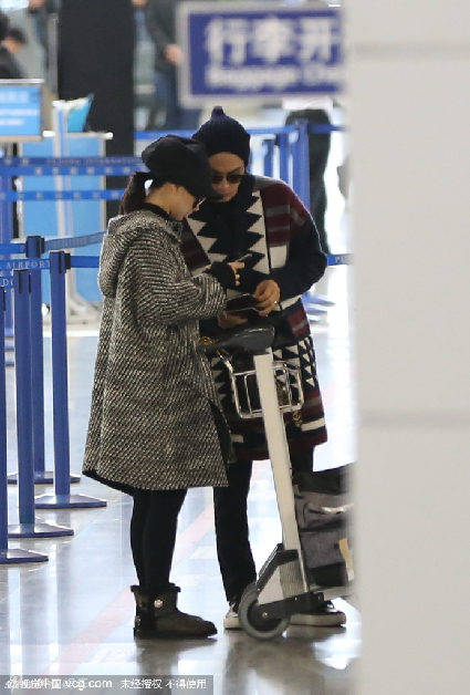 组图:戚薇李承铉恩爱现身 埋头交流超甜蜜