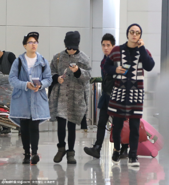 组图:戚薇李承铉恩爱现身 埋头交流超甜蜜