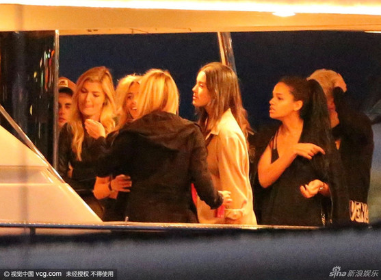 组图:比伯携众辣妹出海度假 美女环绕心情大好