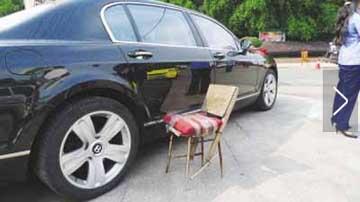  杭州姐妹霸路收费 发大财 谁在背后为她们撑腰