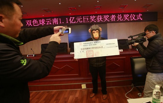  1.1亿巨奖被领  猴头假面上台淡定领奖