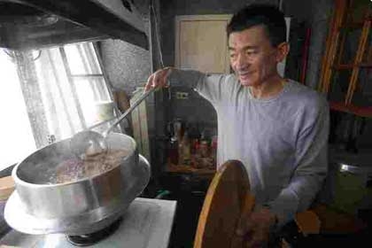  昔日富豪摆摊还债  大起大落不过是重头再来