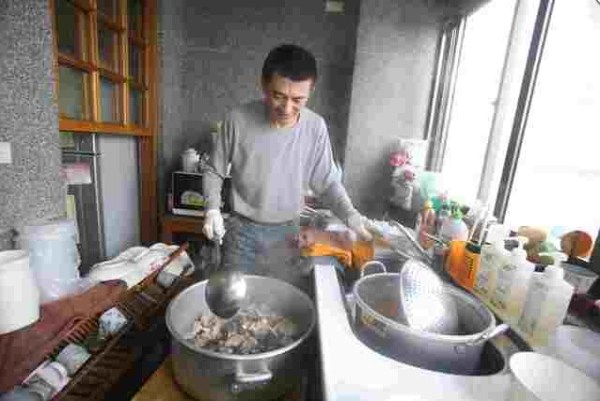  昔日富豪摆摊还债  40亿身价现在卖起麻油鸡