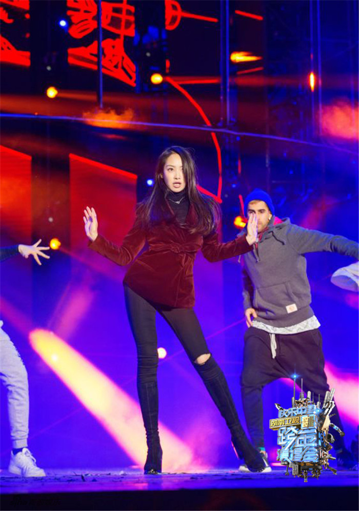 贾乃亮全家现身湖南跨年彩排 甜馨扎小辫玩嗨