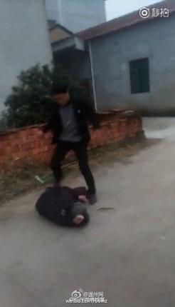 网曝青年 男子打老人作乐  多次狠踹往头上淋酒