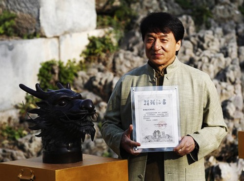 duang成龙捐给台湾故宫南院12兽首被泼红漆