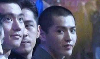 吴亦凡偷瞄宁泽涛被发现 动图再现现场动人画