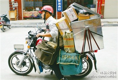 OMG!快递员上楼送件3分钟 楼下快递被偷光