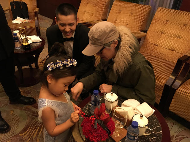 甜馨后台给星爷送花 逗得神秘嘉宾星爷乐开怀