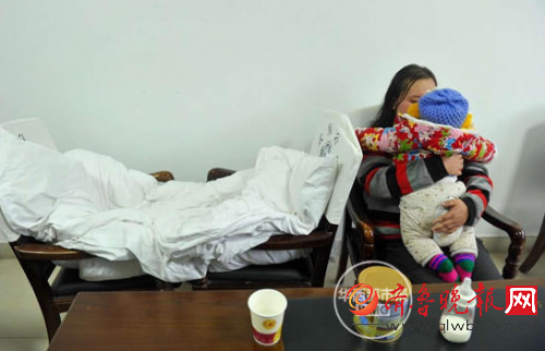 组图:夫妻成都街头兜售儿子明码标价一万八