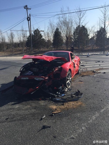 法拉利跑车与奥迪相撞维修费超100万 网友:还