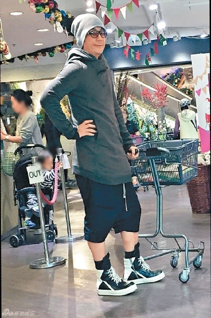 组图:任贤齐陪老婆逛超市 叉腰推车耐心等待