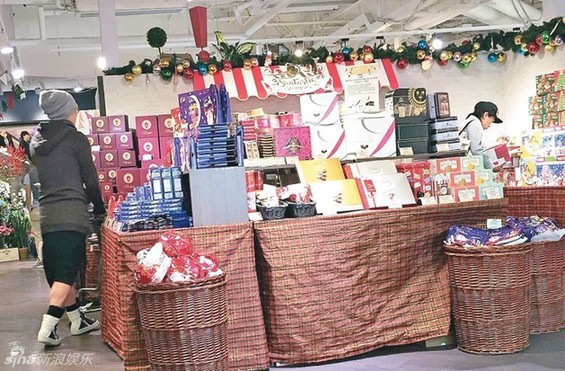 组图:任贤齐陪老婆逛超市 叉腰推车耐心等待