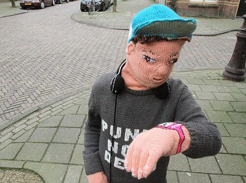 母亲毛线织假儿子 让儿子意识母子之间的代沟