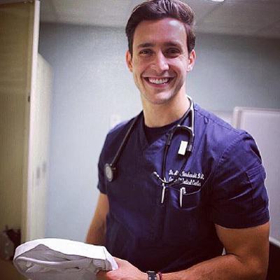 全球最帅医生走红 来感受一下他的颜值