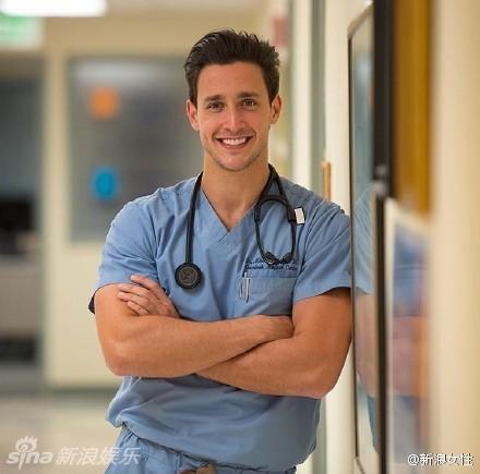 全球最帅男医生走红 粉丝:上得厅堂下得病房