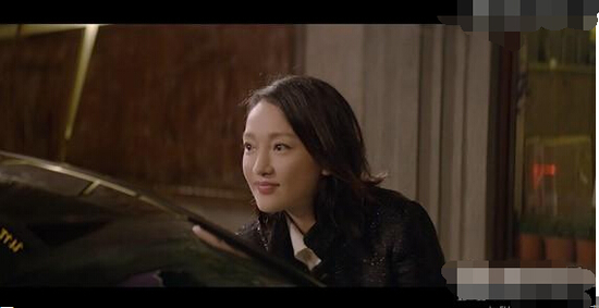 周迅脸贴车当镜子喷香水 车窗下降竟看到胡歌