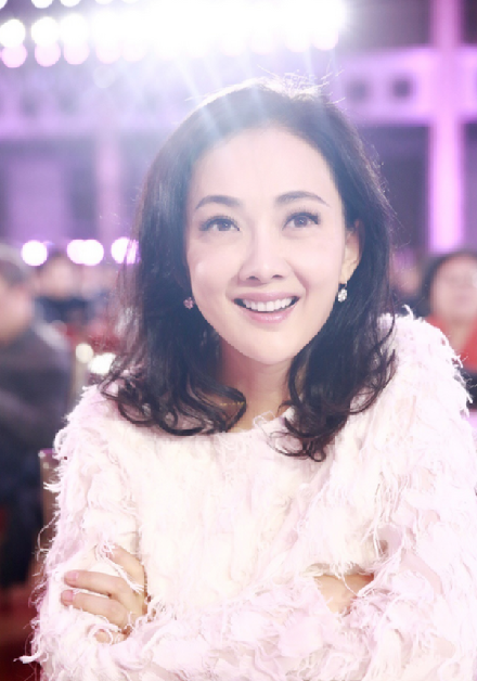  43岁牛莉逆生长  网友:真是越来越美啦!(组图)