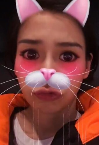 Baby晒搞笑视频变喵星人 网友:晓明哥你怎么看