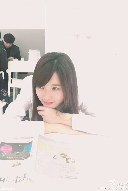 组图:金莎清纯美照重返18岁 学生装显青涩