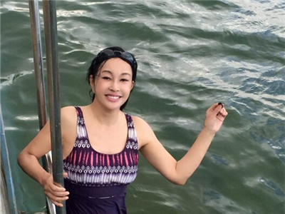 刘晓庆穿紫色泳衣身材曼妙 调侃自己是在太平