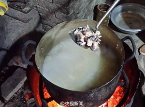 实力作死!男子吃蟒蛇晒朋友圈 公安找上门查获