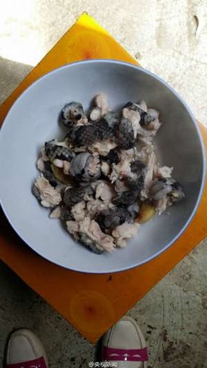 实力作死!男子吃蟒蛇晒朋友圈 公安找上门查获